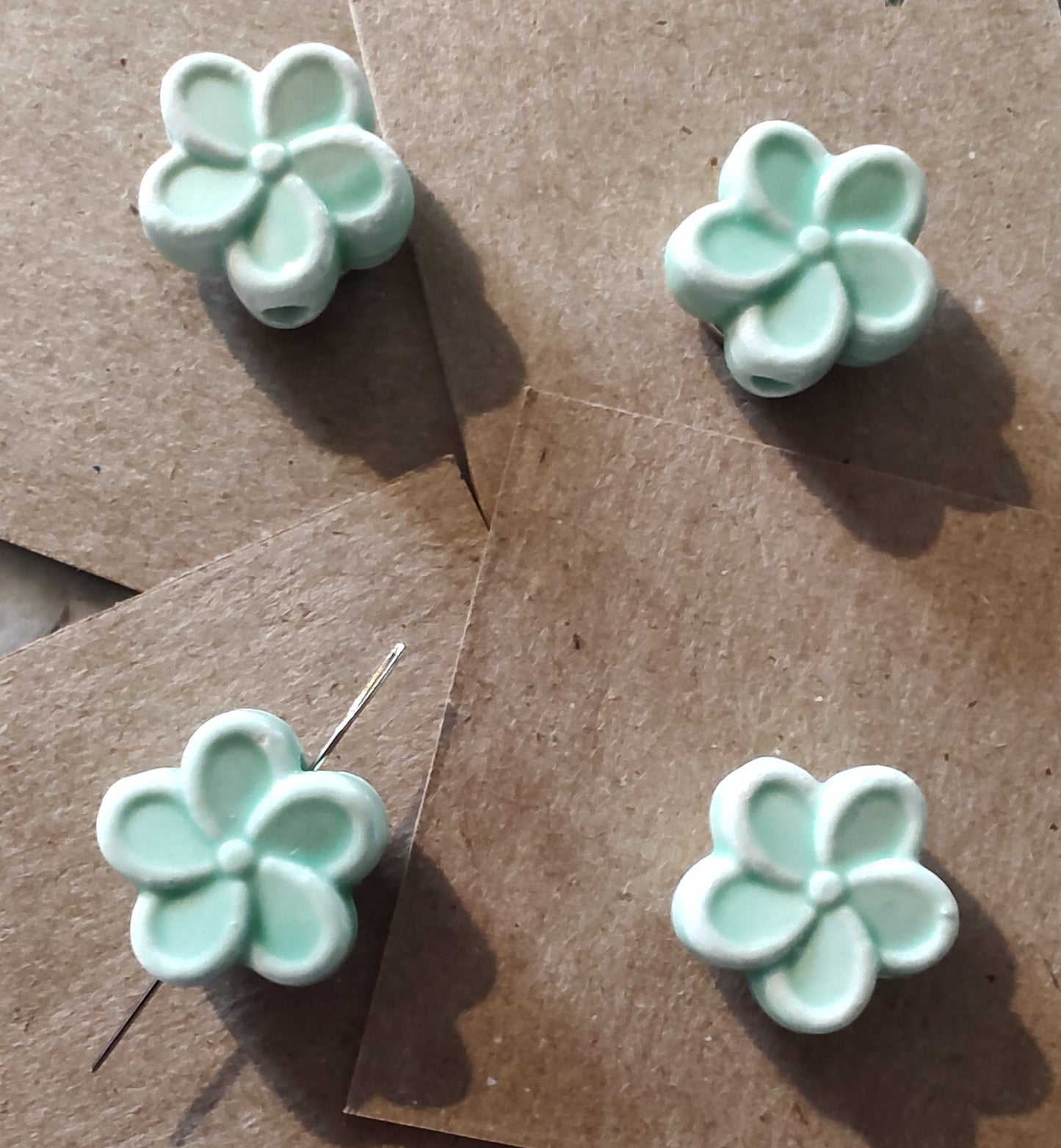 Needle Minder - Lt Green Flower w/ needle hole