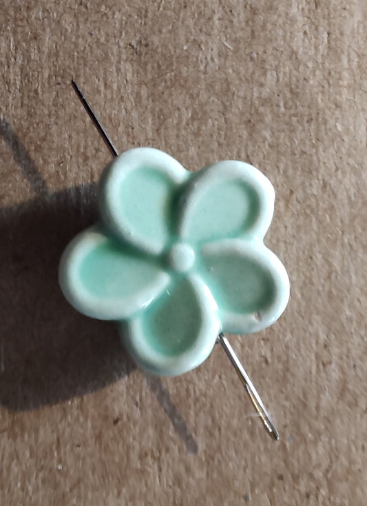 Needle Minder - Lt Green Flower w/ needle hole
