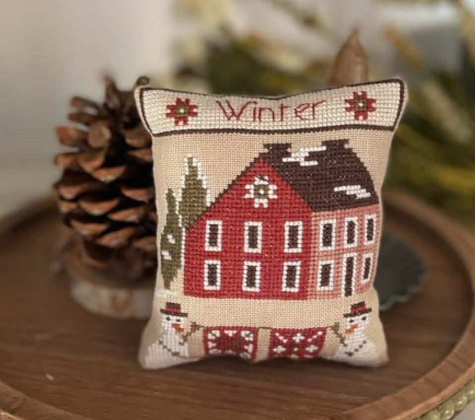 Winter - Seasonal Saltbox House - Mani di Donna